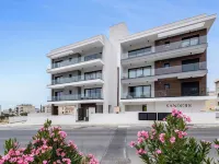 Sanders Elgio - Delightful 2-Bdr Apt with Balcony