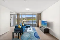 Reef - Waterfront City Pool Sauna & Gym