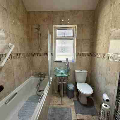 4 Bed House - Sleeps 10 - Garden - Parking - Wifi Rooms
