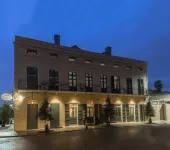 Royal Frenchmen Hotel and Bar Hotel dekat Ernest N. Morial Convention Center