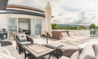 Penthouse w Jacuzzi Incl at Lake View