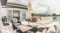 Penthouse w Jacuzzi Incl at Lake View