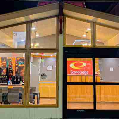 Econo Lodge Inn & Suites Hotel Exterior