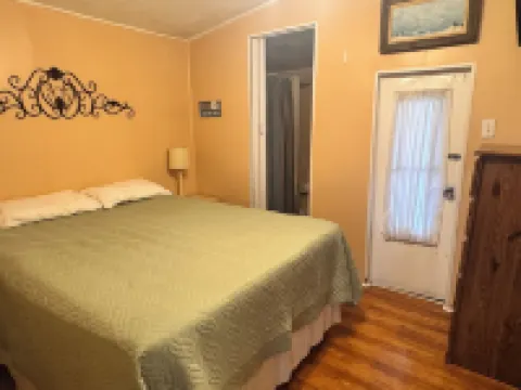 Cozy beach cottage. Short walk to the beach! Family friendly.