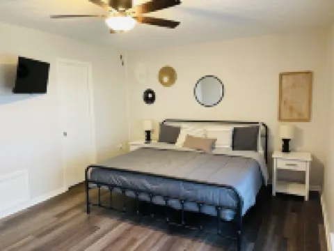 Private Pool, Game Room, King Bed, Sleeps 10, Baytown Home with WiFi & Parking
