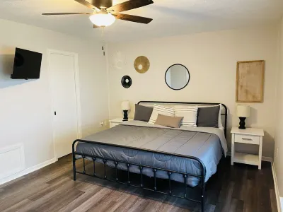 Private Pool, Game Room, King Bed, Sleeps 10, Baytown Home with WiFi & Parking Hotel dekat Baytown Historical Museum
