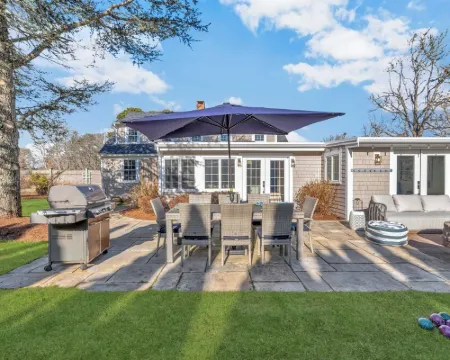 The Cape Codder: Large Yard, Steps to Town & Beach Hotels in Harwich