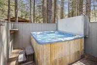 Hot Tub, Sharc Passes and Spacious Outdoor Patio - Charming Hideaway