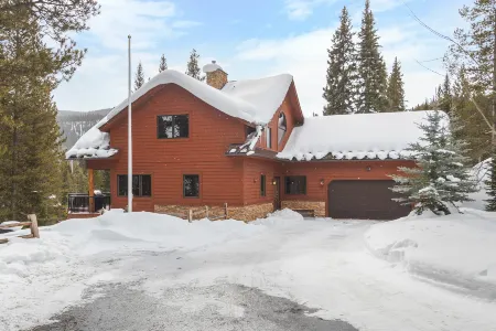 Luxurious Hot Tub and Cozy Gas Fireplace - Stunning Mountain Retreat Отели рядом с достопримечательностью «Квандари Пик Трейлхед»