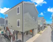 Ocean Views! 5BR- 3King bed Myrtle Beach house, Steps to Beach! Golf Cart Avail Hôtels à proximité de : South Strand Recreation Center