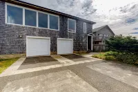 Waterfront, dog-friendly home with fast WiFi, game room, grill & stunning views