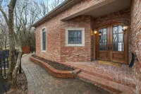 Spacious Yard and Steps to Fayetteville Square - Charming Oasis
