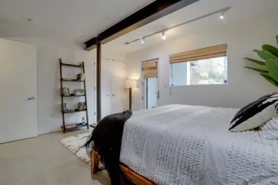 Spacious Patio and Convenient Parking - Charming Escape 컬럼비아 하이츠 호텔