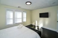 Modern Three Bedroom Condo - Near Boston Hotels in Wakefield