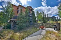 Family home w/private washer/dryer, free WiFi, shared hot tub, & gas fireplace