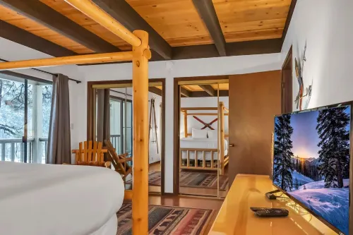 Charming Mountain Retreat with Outdoor Decks - Cozy Tranquil Escape