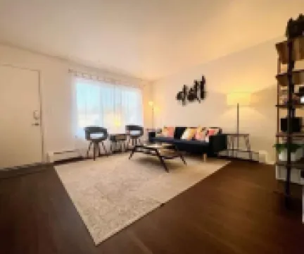 Cozy 2BR Mid-Century Townhouse w/Parking Near Downtown Ann Arbor & The Big House