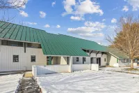 Village Green 8D: 2 br, gas fireplace, resort amenities!