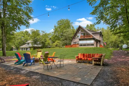 Cowboy Game Room and Lakefront Access - Charming Escape Отели в г. Танкханнок Тауншип