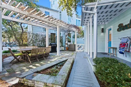 Fenced Yard and Covered Balcony Retreat - Charming Coastal Haven Отели рядом с достопримечательностью «Сисайд»