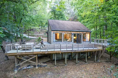 Cozy Retreat - Hot tub, Firepit, Grill, WiFi Hotels near Valleybrook Golf and Country Club