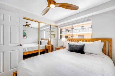 Lovely beach condo with lanai, AC, modern kitchen, pool & grills - walk Old Town 霍盧阿洛阿住宿飯店