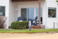 Beachfront Serenity 101|Direct Beach Access |Near Downtown + Tart Trail Hotels in East Bay Township