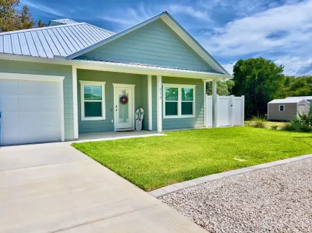 Charming Beach Oasis with Modern Amenities - Delightful Gulf Coast Retreat