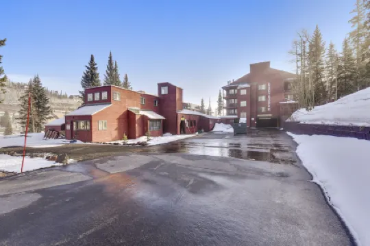 Ski in and Game Room - Inviting Mountain Retreat