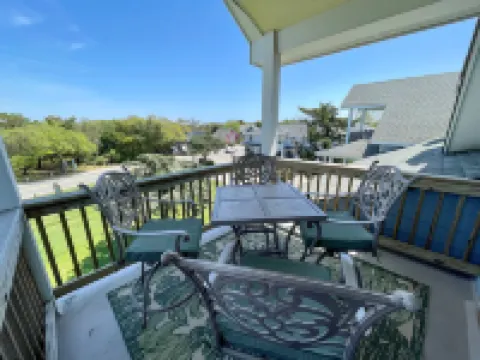 Charming Studio Retreat with Pool Access - Cozy Island Escape