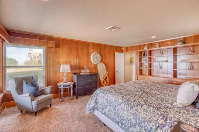 Cliff-Top Retreat with Hot Tub and Game Room - Spectacular Ocean View