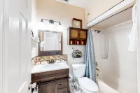 Contemporary beach house within walking distance to beach + central AC & WiFi Hotels in Upper Grand Lagoon