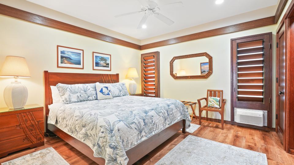 Expansive Oceanfront Lanai and Heated Swimming Pool - Elegant Island Retreat
