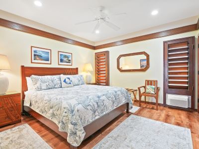 Expansive Oceanfront Lanai and Heated Swimming Pool - Elegant Island Retreat