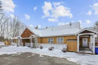 Mountainside Condo J201: 2 br, resort pool, hot tub, sauna & gym in great location!