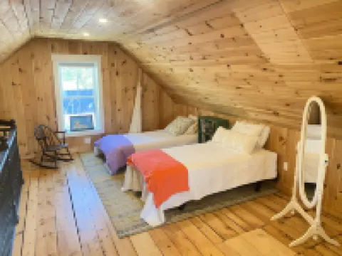 Charming Escape with Spacious Yard and Modern Comfort - Inviting Haven