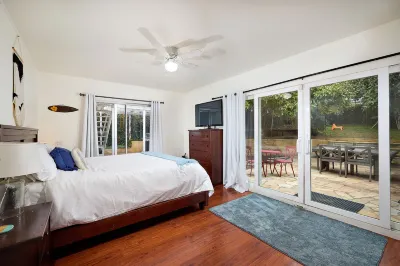 Inviting Backyard and Close to Beaches - Beautiful Charming Retreat 그랜드뷰 서프 비치 주변 호텔