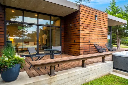 Hot Tub, Fire Pit, Outdoor Shower, Scenic Views - Charming Oasis