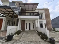 Villa Keluarga Royal Arois Dekat Jatim Park 3 Hotels in Junrejo