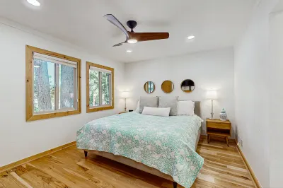 Upscale townhome by Incline Village/Lake Tahoe with fireplace, guest suite & W/D