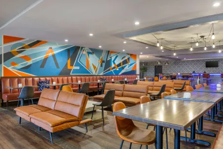 Radisson Hotel Southfield-Detroit Отели рядом с достопримечательностью «4 Men»