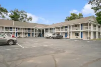Travelodge by Wyndham Traverse City MI - parking