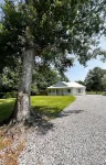 Cozy beach cottage a block off the beach. 3 minutes to downtown Bay St Louis!