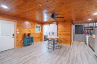 Couples Spa and Luxurious Shower - Cozy Kentucky Retreat فنادق في Menifee County