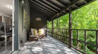 Creekside Escape with Firepit and Fishing - Charming Cozy Retreat Hotels in White County