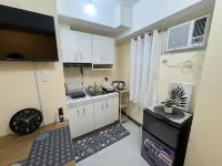 New Bachelor's Pad across Ateneo Uni with free fast Wi-fi, AC room, hot shower  호텔