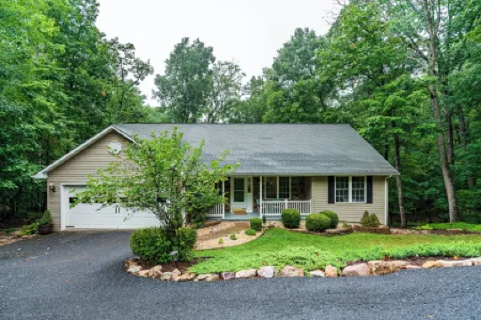 Spacious 4Br Gameroom, Fire Pit, Large Deck, Stocked Kitchen, Workstations