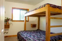 4 Bedroom Cottage Near the Village, Private Beach Access, BBQ, Petfriendly