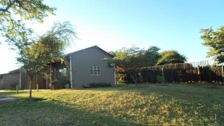 Ditlhapi Guest House Отели в г. Шакаве