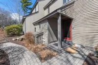 NEW! Charming Townhouse + Shared POOL Hotels in Gilford